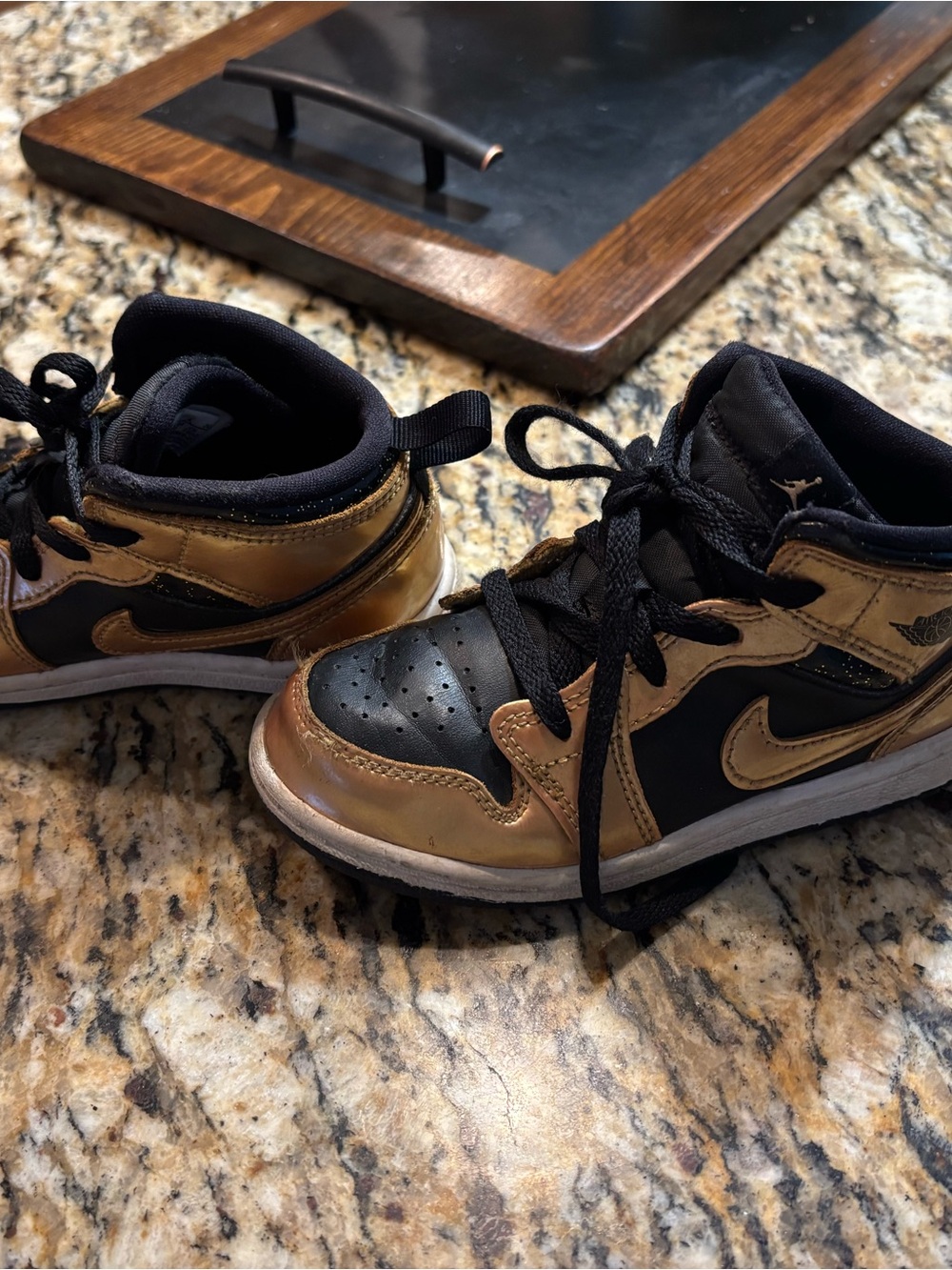 Air Jordan 1 Mid SE Black/Metallic Gold
